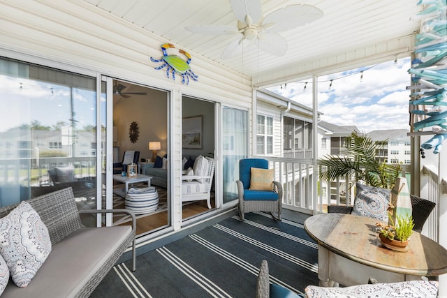 sunroom with ceiling fan