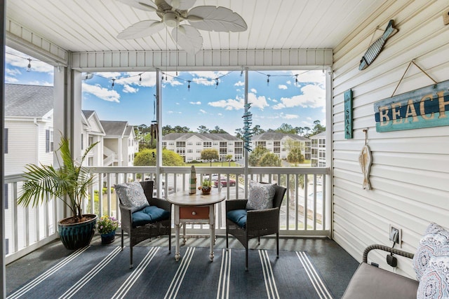 sunroom with ceiling fan