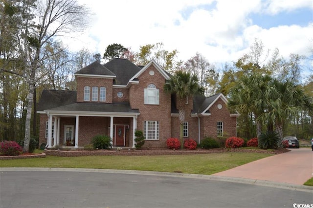 view of front of property featuring a front lawn