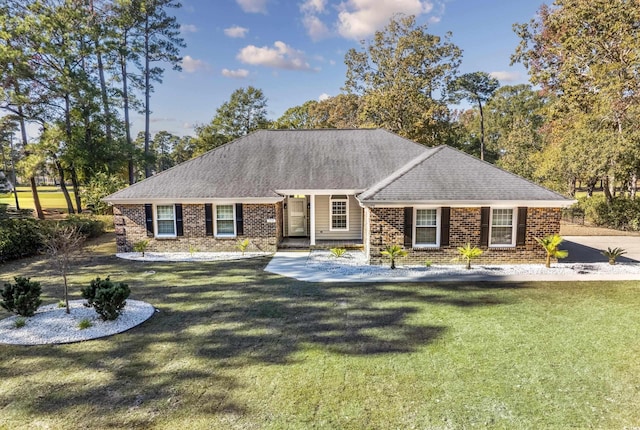 ranch-style house featuring a front yard