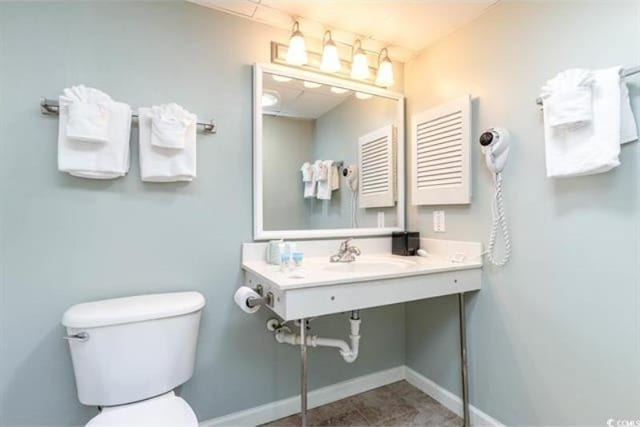 bathroom featuring toilet and sink