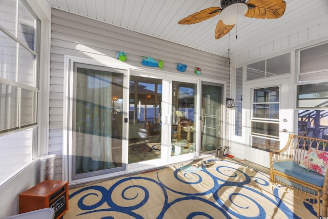 sunroom featuring ceiling fan