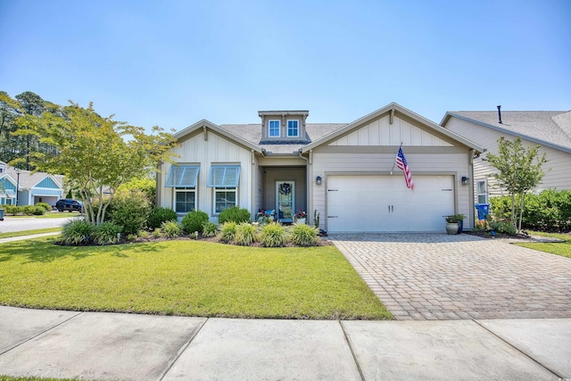 view of front facade featuring a garage and a front lawn