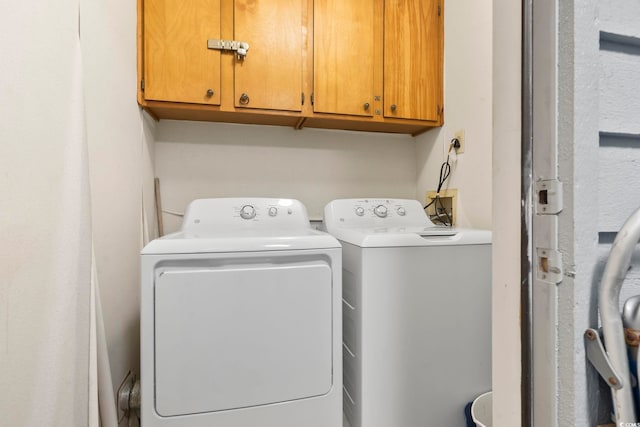 laundry room featuring cabinets and independent washer and dryer