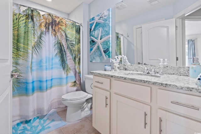 full bath featuring a shower with curtain, visible vents, vanity, and toilet