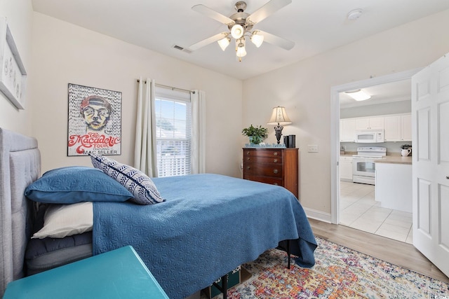 bedroom featuring light hardwood / wood-style floors and ceiling fan