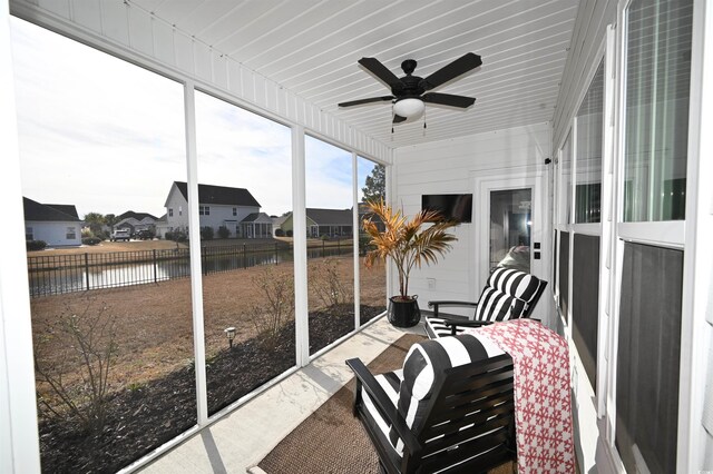 sunroom with ceiling fan