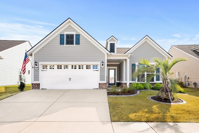 view of front of property featuring a front lawn