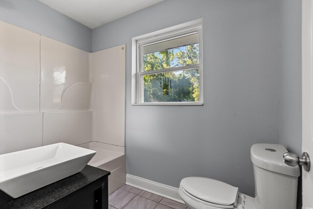 empty room featuring hardwood / wood-style floors and ceiling fan