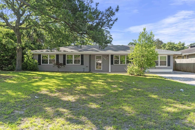 ranch-style house featuring a front yard