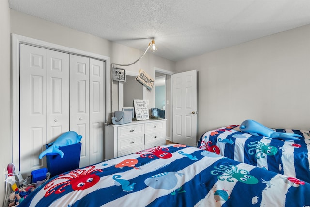 bedroom featuring a textured ceiling and a closet