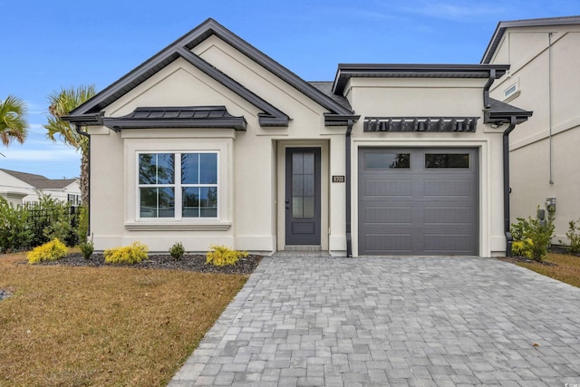 view of front facade featuring a garage