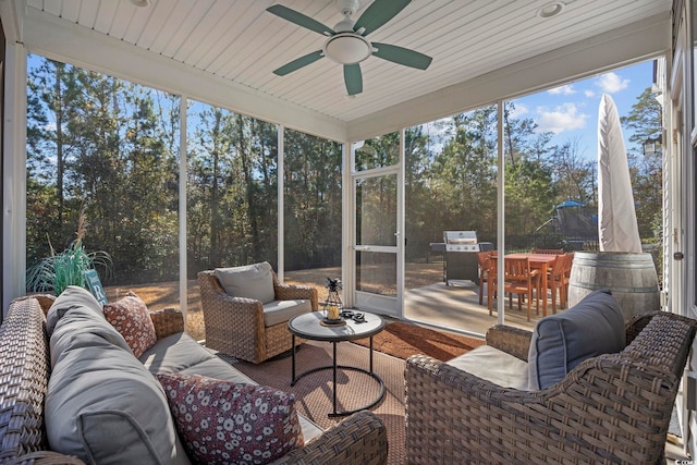 sunroom / solarium featuring ceiling fan