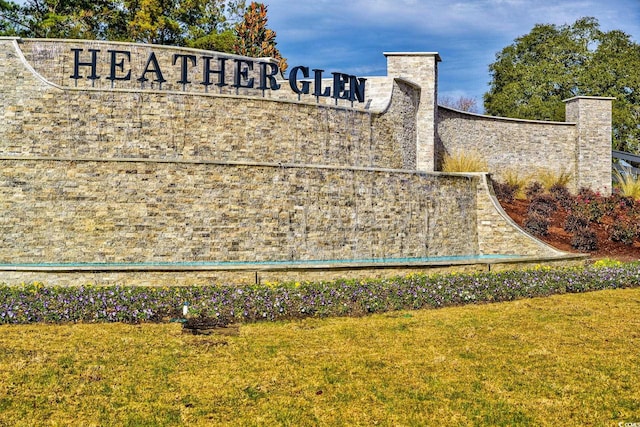 community sign with a lawn