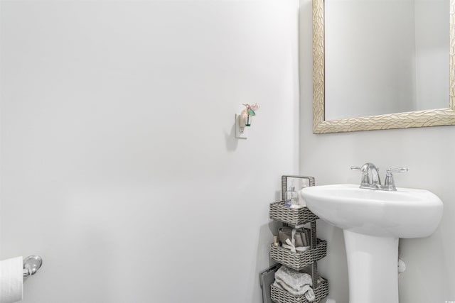 bathroom featuring sink