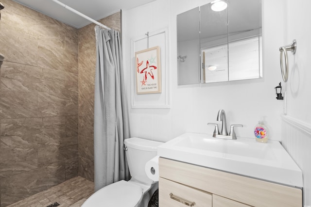 bathroom featuring a shower with shower curtain, vanity, and toilet