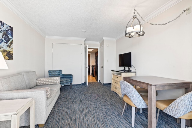 carpeted living room featuring a chandelier, a textured ceiling, and crown molding