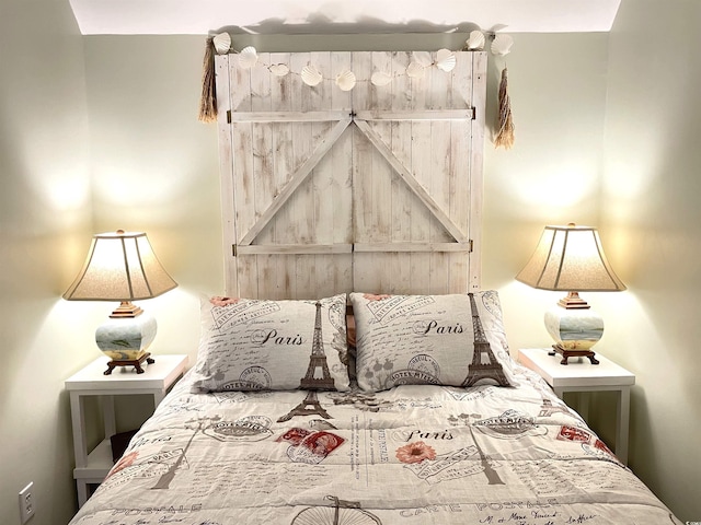 bedroom featuring a barn door