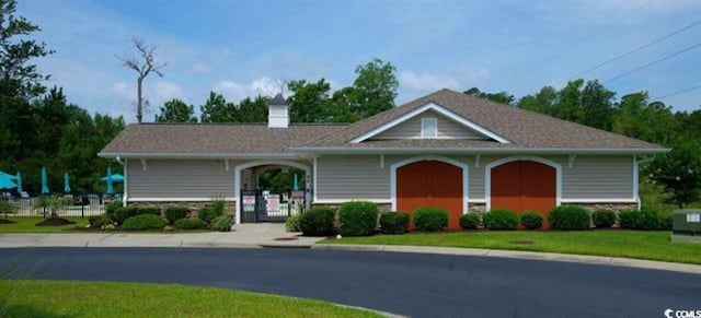 view of front of property featuring a front yard