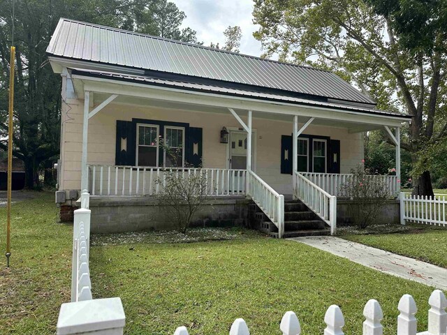 view of front facade with covered porch and a front lawn