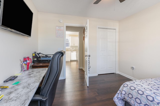 bedroom featuring dark wood-type flooring, ceiling fan, and a closet