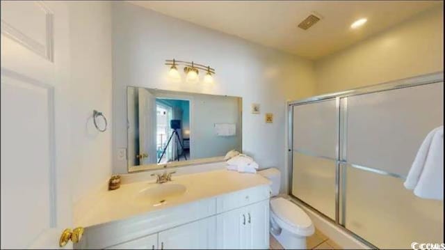 full bathroom featuring visible vents, toilet, a shower stall, and vanity