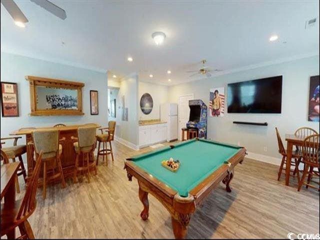 game room featuring light wood finished floors, pool table, a ceiling fan, ornamental molding, and baseboards