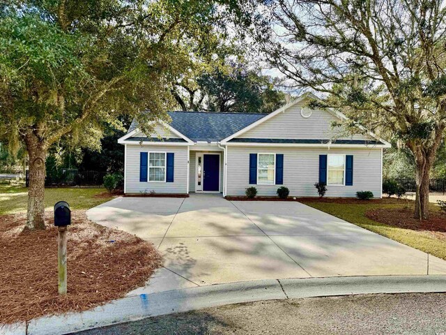 single story home featuring a front lawn