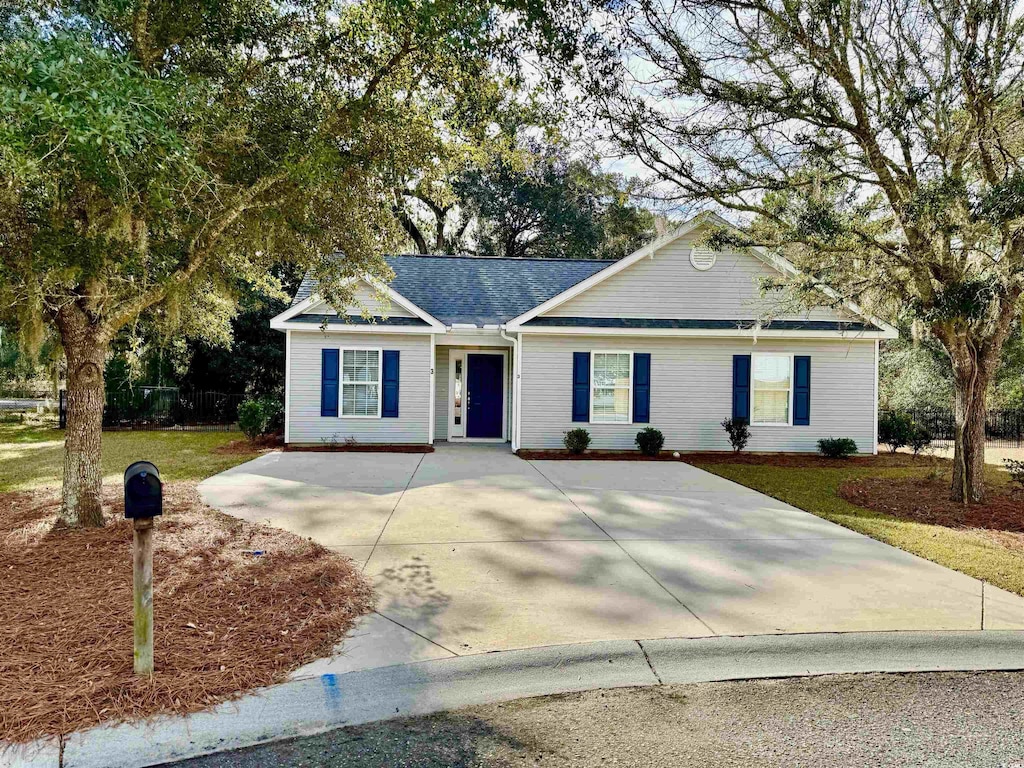 single story home featuring a front lawn