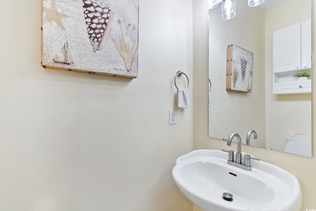 bathroom featuring sink