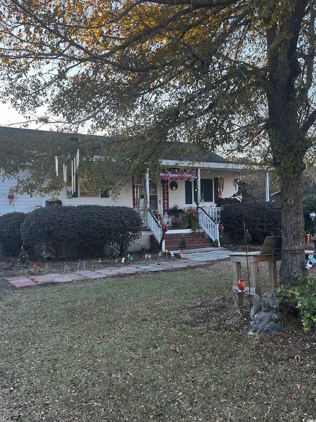 view of front facade with a front lawn