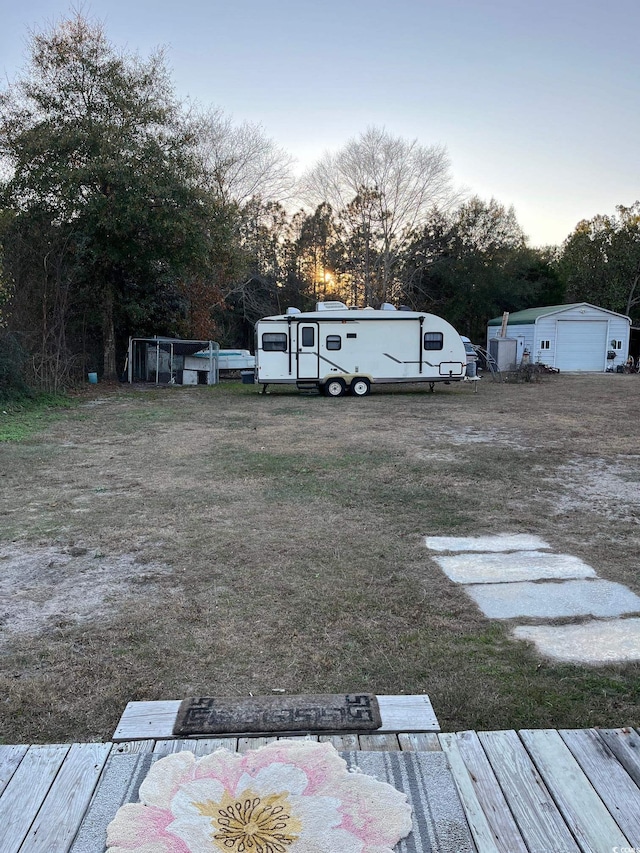 view of yard at dusk