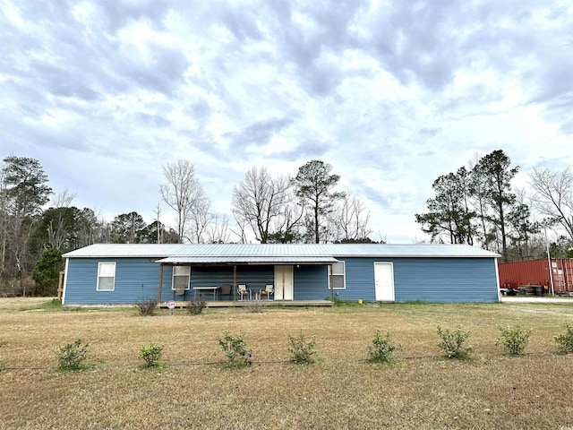 view of front of house with a front lawn