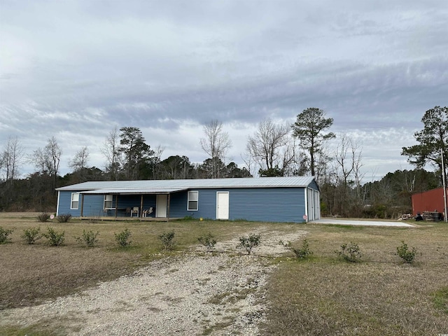 view of front of property with a front yard