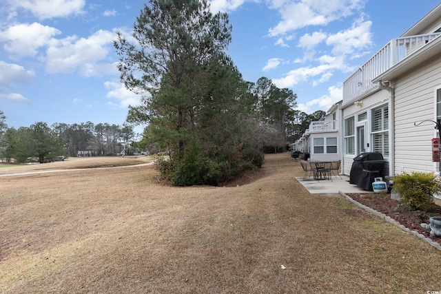 view of yard featuring a patio