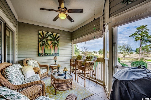 sunroom with ceiling fan