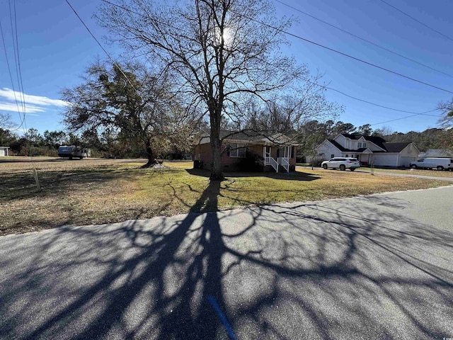 view of front of property with a front yard