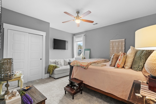 bedroom featuring carpet floors, ceiling fan, and a closet