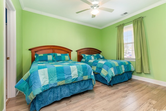 bedroom featuring ceiling fan, crown molding, and light hardwood / wood-style floors