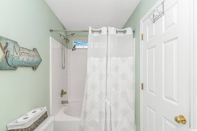 full bathroom featuring shower / bathtub combination with curtain and toilet