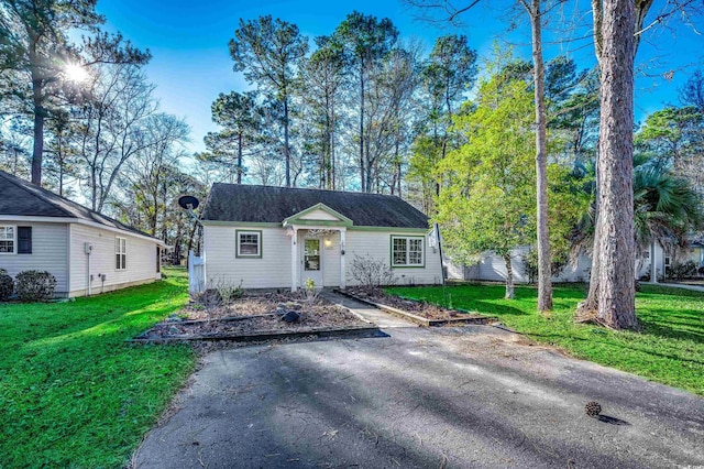 single story home with a front yard