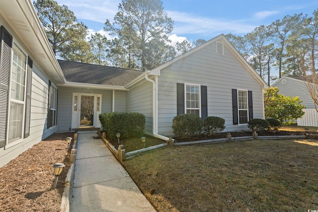 view of front of home featuring a front lawn