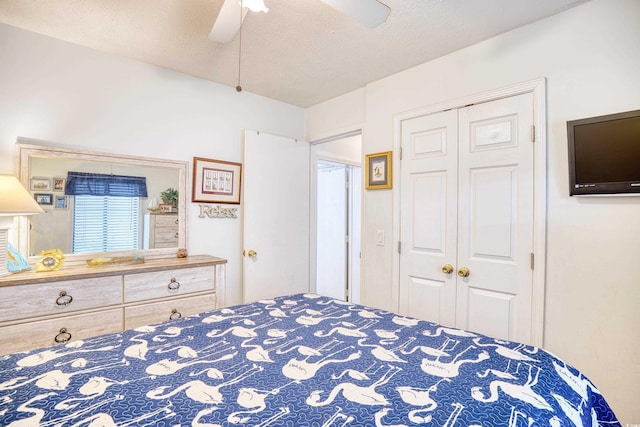 unfurnished bedroom with ceiling fan, a textured ceiling, and a closet