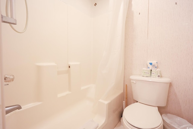 bathroom featuring toilet and curtained shower