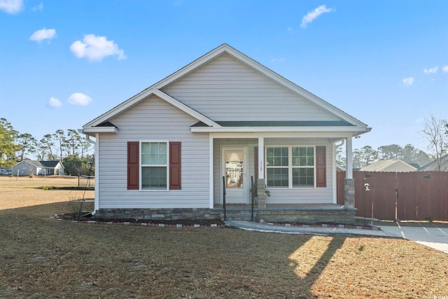 bungalow featuring a front lawn