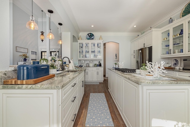 kitchen featuring a spacious island, sink, pendant lighting, and appliances with stainless steel finishes