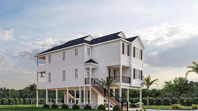 view of front of home featuring a front lawn