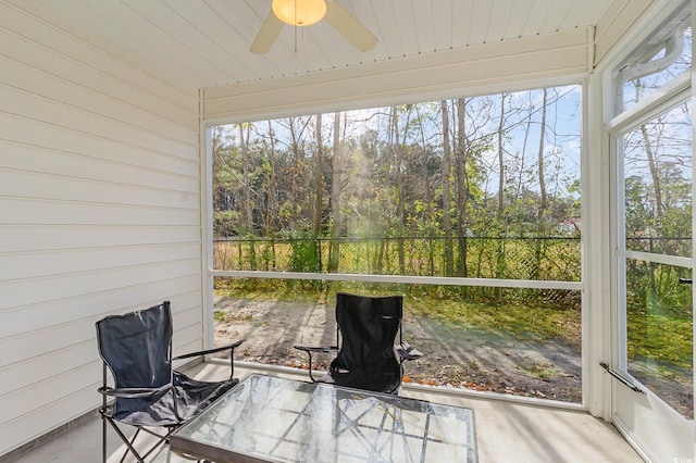 sunroom with ceiling fan