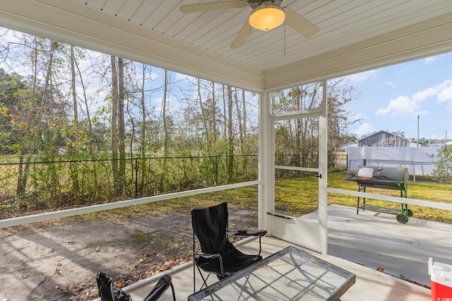 sunroom / solarium with ceiling fan