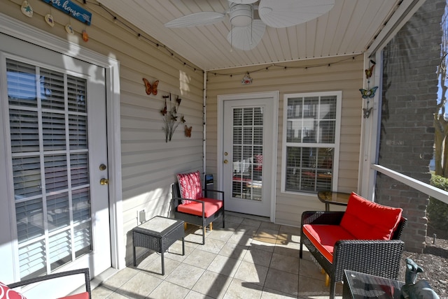 sunroom with ceiling fan